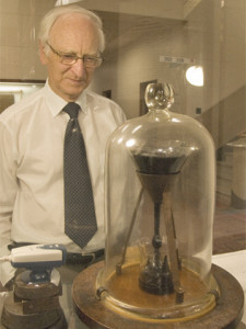 880874-pitch-drop-experiment